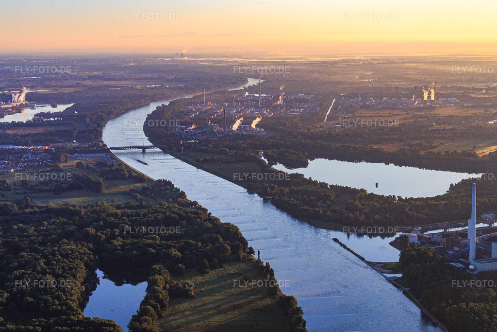 Luftbild: Rheinbrücken und Kinielinger Seee von Süden im Ortsteil Maximiliansau in Wörth im Bundesland Rheinland-Pfalz in Deutschland. Foto: IMG_092208.jpg vom 01.08.2016 durch Werner Riehm/FLY-FOTO.de