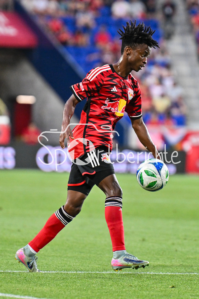 New York Red Bulls - New England Revolution | am Ball Mohammed SOFO (New York 37) / Einzelfoto / Freisteller / Major League Soccer: New York Red Bulls - New England Revolution, Red Bull Arena am 16.07.2025