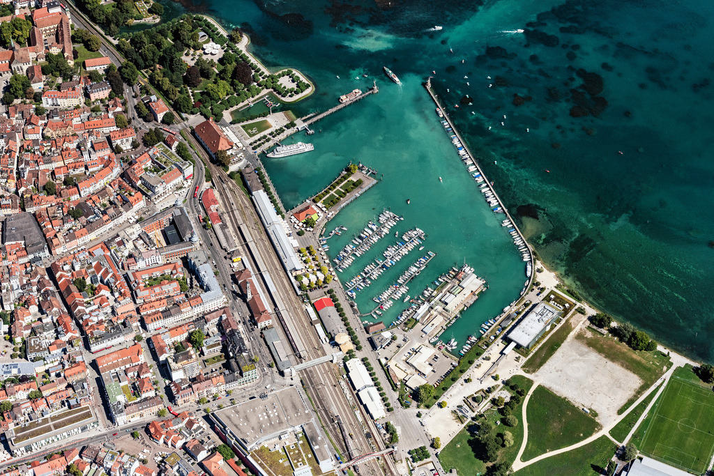 dr__0059050.jpg | KONSTANZ 20.08.2020 Schiffs- Anlegestellen am Hafenbecken des Binnenhafen für Passagierschiffe und Fährschiffe sowie Segel- und Sportboote in Konstanz im Bundesland Baden-Württemberg, Deutschland. // Ship moorings at the harbor basin of the inland port for passenger ships and ferries sowie Segel- and Sportboote in Konstanz in the state Baden-Wuerttemberg, Germany. Foto: Daniel Reiter