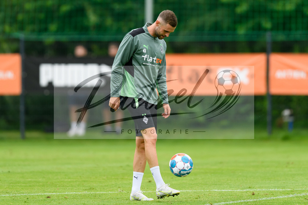 TRABMG20210719_111 | Fussball, Herren: Michel Lieder (Borussia Moenchengladbach) in Aktion, am Ball, Einzelaktion beim Training von Borussia Moenchengladbach waehrend des Trainingslagers auf dem Trainingsplatz am Hotel Klosterpforte am 19.07.2021 in Harsewinkel, Deutschland. - Realisiert mit Pictrs.com