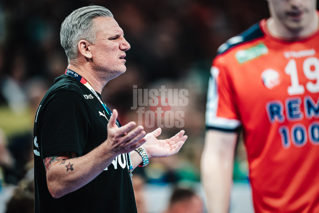 Handball | Herren | EHF EURO 2024 | European Championshop Men 2024 Final Tournament | Norwegen vs. Dänemark | 21.01.2024 | Trainer Nikolaj Jacobsen (Dänemark, DEN) mit Fragezeichen im Gesicht