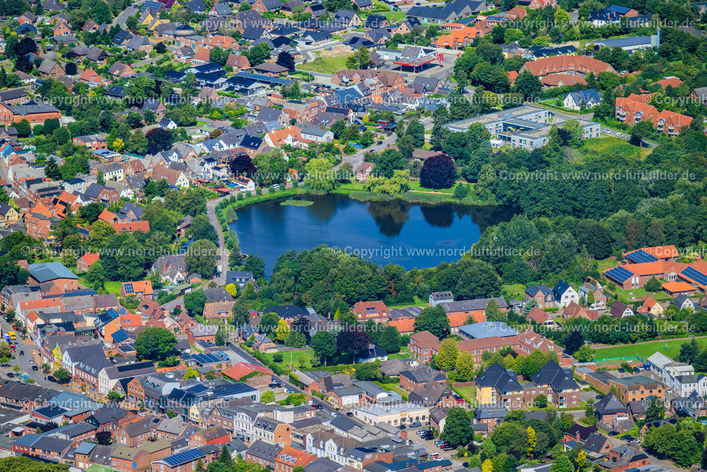 Bredstedt_Mühlenteich_ELS_3229130825 | BREDSTEDT 13.08.2025 Stadtansicht des Innenstadtbereiches an den Uferbereichen " Mühlenteich " an der Straße Fußweg, Mühlendamm in Bredstedt im Bundesland Schleswig-Holstein, Deutschland. // City view of the downtown area on the shore areas " Muehlenteich " on street Fussweg, Muehlendamm in Bredstedt in the state Schleswig-Holstein, Germany. Foto: Martin Elsen