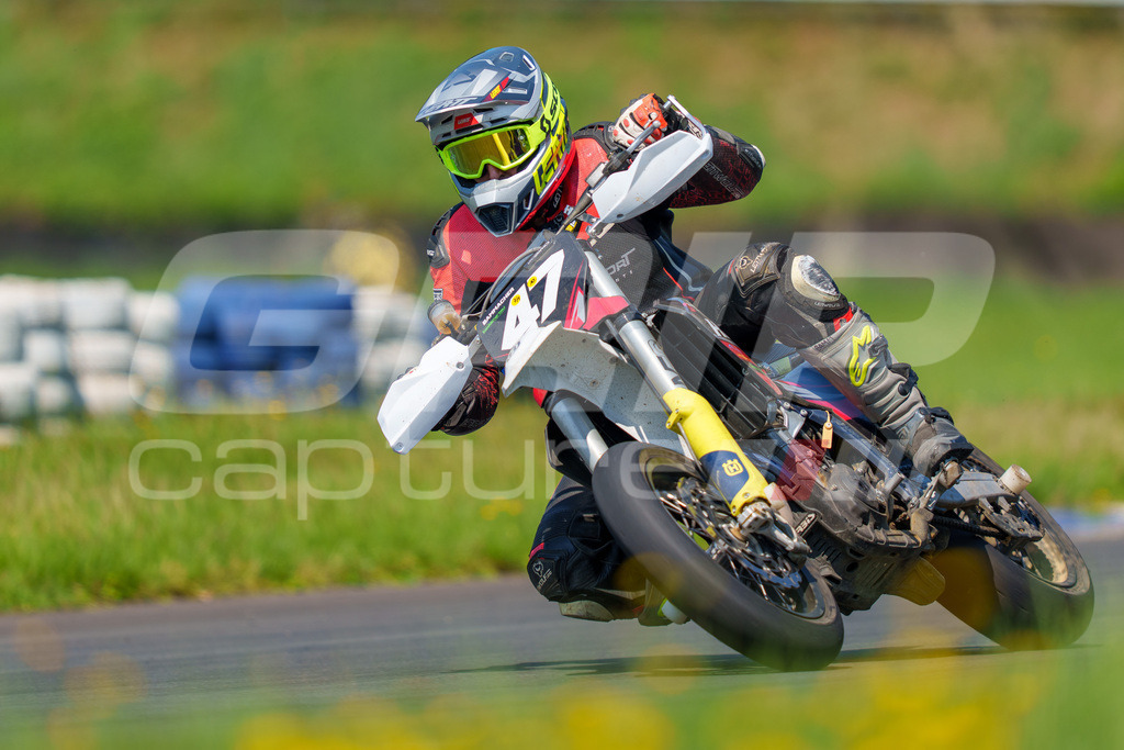G-Cup + Supermoto Staatsmeisterschaft + Hungarian Supermoto Championship | GRIPcapture steht für authentische Sportfotografie in Österreich – für Momente, die mehr sind als Geschwindigkeit oder Ergebnis. Es geht um Emotion, Spannung, Fokus und den Augenblick, der oft nur einen Wimpernschlag dauert.Ob Motorsport, Teamsport oder 