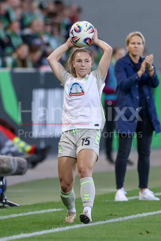 Fussball, Google Pixel Frauen-Bundesliga, VfL Wolfsburg - SV Werder Bremen | Michelle Weiß (SV Werder Bremen, 15) beim Einwurf, Aktion, Action, Spielszene, DIE DFB-RICHTLINIEN UNTERSAGEN JEGLICHE NUTZUNG VON FOTOS ALS SEQUENZBILDER UND/ODER VIDEOÄHNLICHE FOTOSTRECKEN. DFB REGULATIONS PROHIBIT ANY USE OF PHOTOGRAPHS AS IMAGE SEQUENCES AND/OR QUASI-VIDEO.