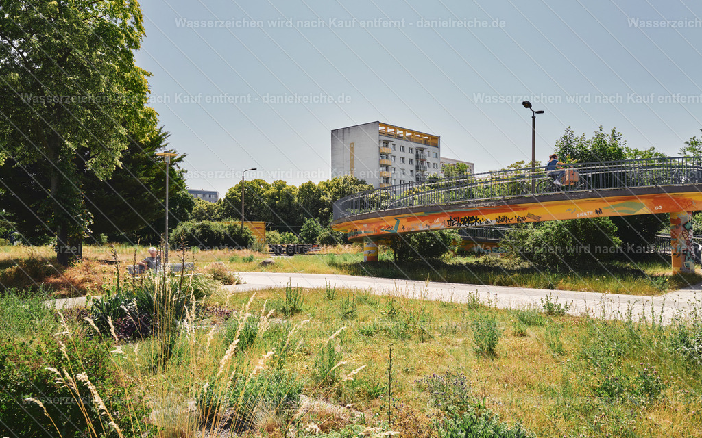 Leipzig Grünau Grünauer Allee Fußgängerbrücke mit Blick nach Grünau Ost (Sommer 2025) | Leipzig Grünau Grünauer Allee Fußgängerbrücke mit Blick nach Grünau Ost (Sommer 2025) - Realisiert mit Pictrs.com