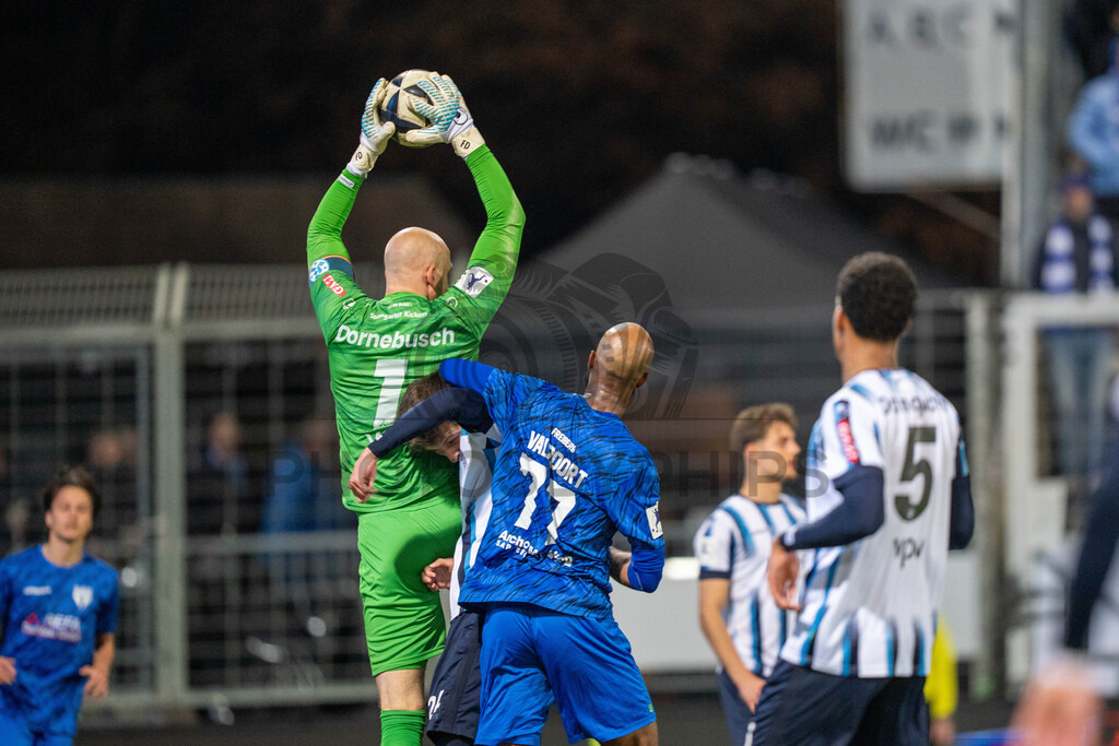 SV Stuttgarter Kickers vs. SGV Freiberg, Fussball, WFV-Pokal, Viertelfinale, 17.03.2026 | Felix Dornebusch (SV Stuttgarter Kickers, #01) faengt einen Ball ab,SV Stuttgarter Kickers vs. SGV Freiberg, Fussball, WFV-Pokal, Viertelfinale, 17.03.2026Foto: photosbyphips/Philip Ziegler