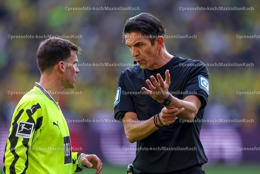 BVB08032502228 | 08.03.2025, Fußball, Borussia Dortmund - FC Augsburg, 1. Fußball Bundesliga, 25. Spieltag, Signal Iduna Park, Saison 2024 2025: Schiedsrichter Deniz Aytekin neben Pascal Groß (BVB #13)DFB regulations prohibit any use of photographs as image sequences and or quasi-video.