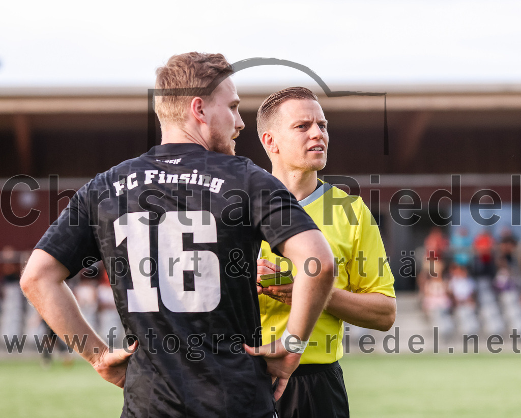 2023-08-25_040_FC_Finsing_gegen_FC_Lengdorf | Finsing, Deutschland, 25.08.2023:
Fußball, Kreisliga 2023 / 2024, 6. Spieltag, FC Finsing gegen FC Lengdorf, Endergebnis: 5:0

Dominik Bluhme (FC Finsing, #16), Schiedsrichter Etienne Fromme

Foto: Christian Riedel / fotografie-riedel.net