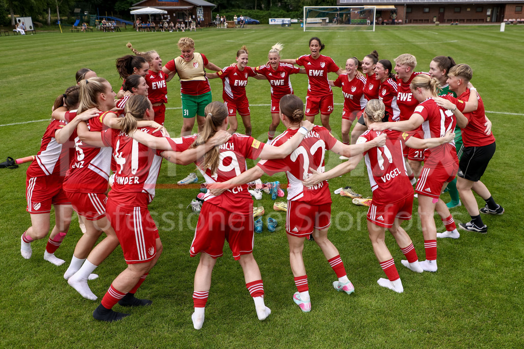 Fussball, Aufstiegsspiel Regionalliga Nord Frauen, SpVg Aurich - SSC Hagen Ahrensburg | Spielerinnen der SpVg Aurich mit Jubel über den Aufstieg in die Regionalliga Nord, Jubel, ausgelassen, Party, fröhlich, Lachen, Freude über den Sieg, über das gewonnene Spiel
