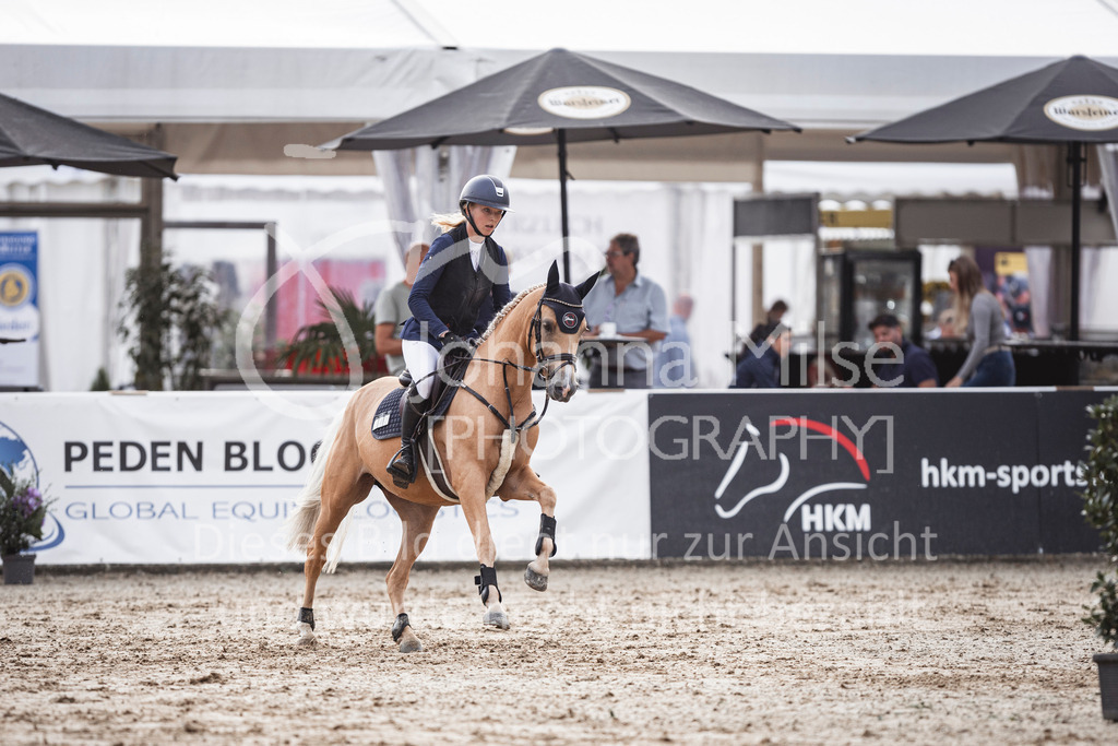 240906_BuCha_PonyA-5j-181 | Deine schönsten Turniermomente als professionelle Fotos! Entdecke hochwertige Pferdesport-Fotografie im Online-Shop. Jetzt Fotos finden & bestellen!