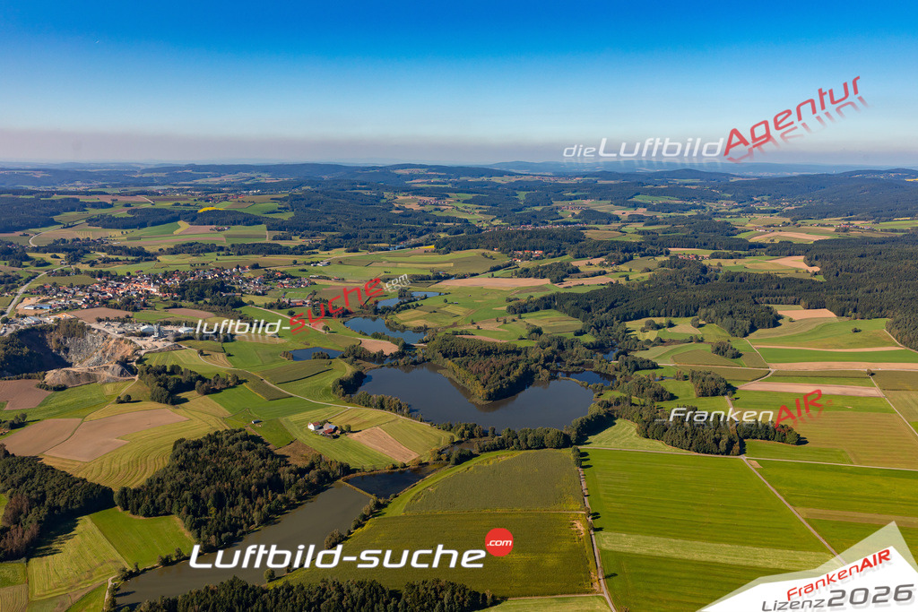 Die Luftaufnahme Weiher - Winklarn wurde 2021 mittels Flugzeug (keine Drohne) erstellt. Hohe Auflösung -für große Poster und Wandbilder geeignet!