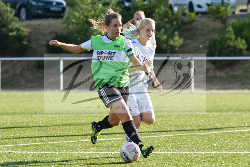 20180811_BORBEL_0018 | Fußball, Frauen:   beim Spiel der 1. Kreisklasse zwischen SG Borgloh/Kloster Oesede vs. SVC Belm-Powe am 11.08.2018 auf dem Kunstrasenplatz Borgloh in Borgloh, Deutschland.(Foto von Nico Paetzel) - Realisiert mit Pictrs.com