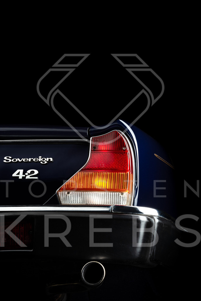 Jaguar Sovereign 4.2l (Baujahr 1983) | Hochwertige Oldtimer Bilder und der Oldtimer-Kalender. Ein großartiges Weihnachtsgeschenk für Oldtimer-Fans und Oldtimer-Liebhaber.  - Realisiert mit Pictrs.com