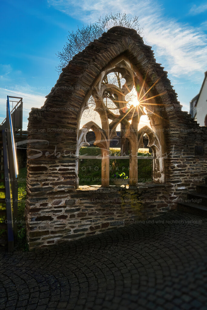 Das gotische Fenster an der St. Pankratiuskirche in Kaisersesch | Das gotische Fenster an der St. Pankratiuskirche in Kaisersesch, vor strahlend blauem Himmel - Realisiert mit Pictrs.com