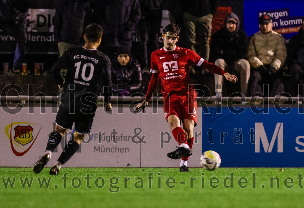 2023-10-27_112_VfB_Hallbergmoos_gegen_FC_Schwaig | Hallbergmoos, Deutschland, 27.10.2023:
Fußball, Landesliga Südost 2023 / 2024, 18. Spieltag, VfB Hallbergmoos gegen FC Schwaig, Endergebnis: 2:3

Vincent Sommer (FC Schwaig, #10), Carl Opitz (VfB Hallbergmoos, #4)

Foto: Christian Riedel / fotografie-riedel.net