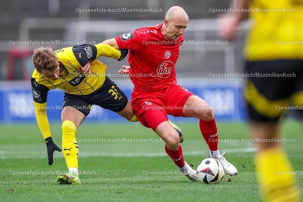 BVBII01032501014 | 2025.03.01, Fußball, 3.Liga, Borussia Dortmund II - Rot-Weiss Essen, Stadion Rote Erde, Saison 2024 2025: Cole Campbell (BVBII #37) im Zweikampf gegen Tobias Kraulich (RWE #33)