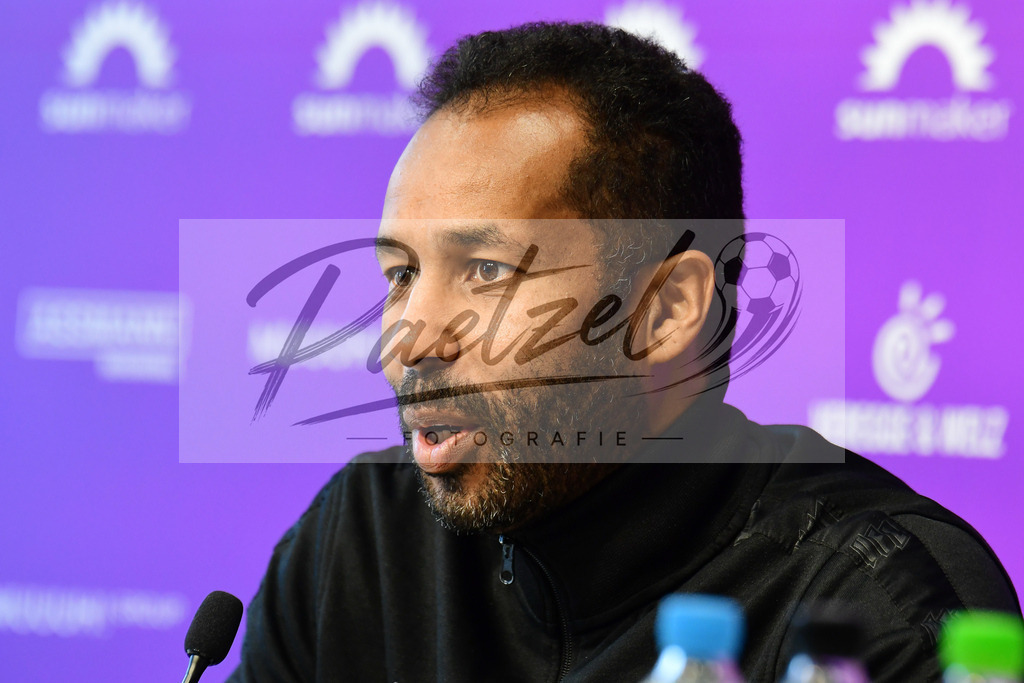 20200228_PKOSNA_0023 | Fussball, Herren: Trainer Daniel Thioune (VfL Osnabrueck) schaut waehrend der Pressekonferenz des VfL Osnabrueck im Presseraum des Stadion an der Bremer Bruecke am 28.02.2020 in Osnabrueck, Deutschland. - Realisiert mit Pictrs.com