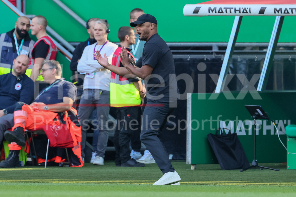 Fussball, Bundesliga, SV Werder Bremen - FC Bayern München | v.li.: Vincent Kompany (Trainer, FC Bayern München) gibt Anweisungen, gestikuliert, mit den Armen gestikulieren, DIE DFL-RICHTLINIEN UNTERSAGEN JEGLICHE NUTZUNG VON FOTOS ALS SEQUENZBILDER UND/ODER VIDEOÄHNLICHE FOTOSTRECKEN. DFL REGULATIONS PROHIBIT ANY USE OF PHOTOGRAPHS AS IMAGE SEQUENCES AND/OR QUASI-VIDEO.