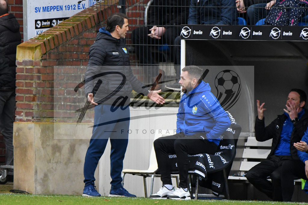 20200201_MEPCHE_0107 | Fußball, Herren: Trainer Patrick Gloeckner (Chemnitzer FC) schaut enttaeuscht, niedergeschlagen, frustriert waehrend des Spiels der 3. Liga zwischen SV Meppen und Chemnitzer FC in der Haensch-Arena am 01.02.2020 in Meppen, Deutschland. DFB / DFL REGULATIONS PROHIBIT ANY USE OF PHOTOGRAPHS AS IMAGE SEQUENCES AND/OR QUASI-VIDEO. - Realisiert mit Pictrs.com