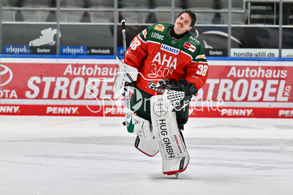 Augsburger Panther - Kölner Haie | die Augsburger Panther feiern zusammen mit den Fans den Heimsieg gegen die Kolner Haie / Strauss MANN (Augsburger Panther #38) / DEL: Augsburger Panther - Kölner Haie, Curt Frenzel Stadion am 29.09.2024