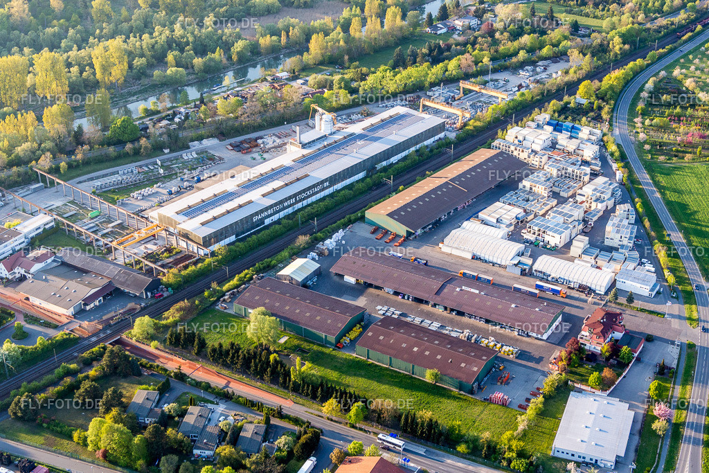 Gebäude und Produktionshallen auf dem Werksgelände der Spannbetonwerke Finger Stockstadt GmbH & Co. KG | Luftbild: Gebäude und Produktionshallen auf dem Werksgelände der Spannbetonwerke Finger Stockstadt GmbH & Co. KG in Stockstadt am Rhein im Bundesland Hessen in Deutschland. Foto: IMG_077684.jpg vom 23.04.2015 durch Werner Riehm/FLY-FOTO.de - Realisiert mit Pictrs.com