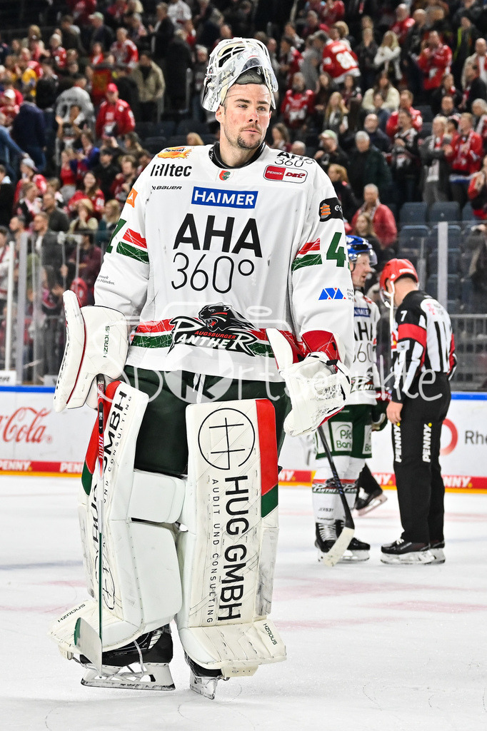 Kölner Haie - Augsburger Panther | KÖLN, DEUTSCHLAND - 04. MÄRZ: die Spieler der Panther bedanken sich bei den mitgereisten Fans nach dem Match zwischen den Kölner Haien und den Augsburger Panthern am 48. Spieltag der Penny DEL in der Lanxess Arena / Peyton JONES (Augsburger Panther 41)
