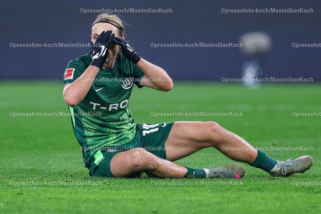 BMG13122501063 | 13.12.2025, Fußball, Borussia Mönchengladbach - VfL Wolfsburg, 1. Fußball Bundesliga, 14.Spieltag, Borussia-Park, Saison 2025 2026: Lovro Majer&nbsp;(VfL Wolfsburg #10) sitzt Enttäuscht auf dem Spielfeld  DFB regulations prohibit any use of photographs as image sequences and or quasi-video.