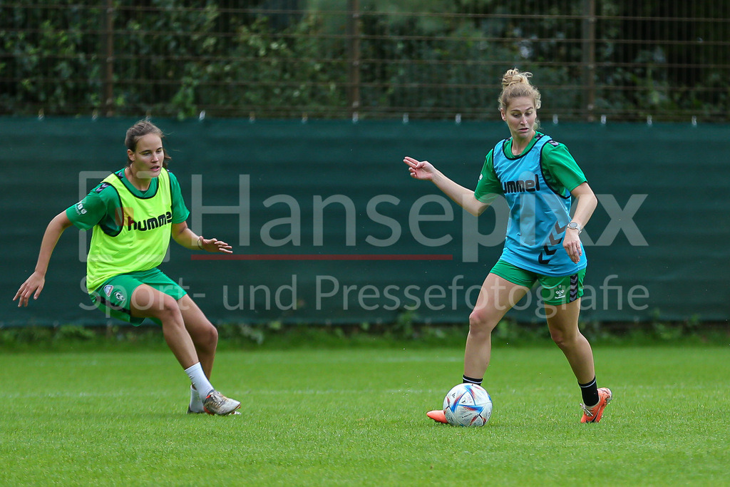 Fussball, Google Pixel Frauen-Bundesliga, Training SV Werder Bremen | v.li.: Hanna Nemeth (SV Werder Bremen, 23) und Saskia Matheis (SV Werder Bremen, 19) im Zweikampf, Duell, Dynamik, Aktion, Action
