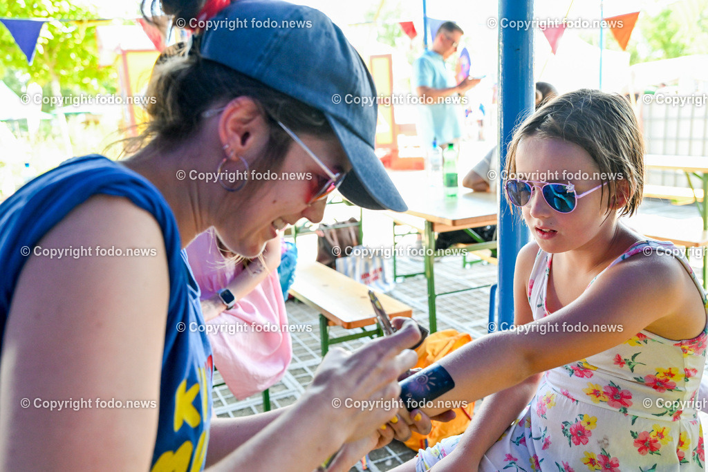 Linzer Kronefest 2023_ 19.08.2023-6 | 19.08.2023, Linzer Kronefest 2023, AUT, im Bild Linzer Kronefest 2023, Kids Area

Emma (9) aus Lamprechten beim Spruehtatoo