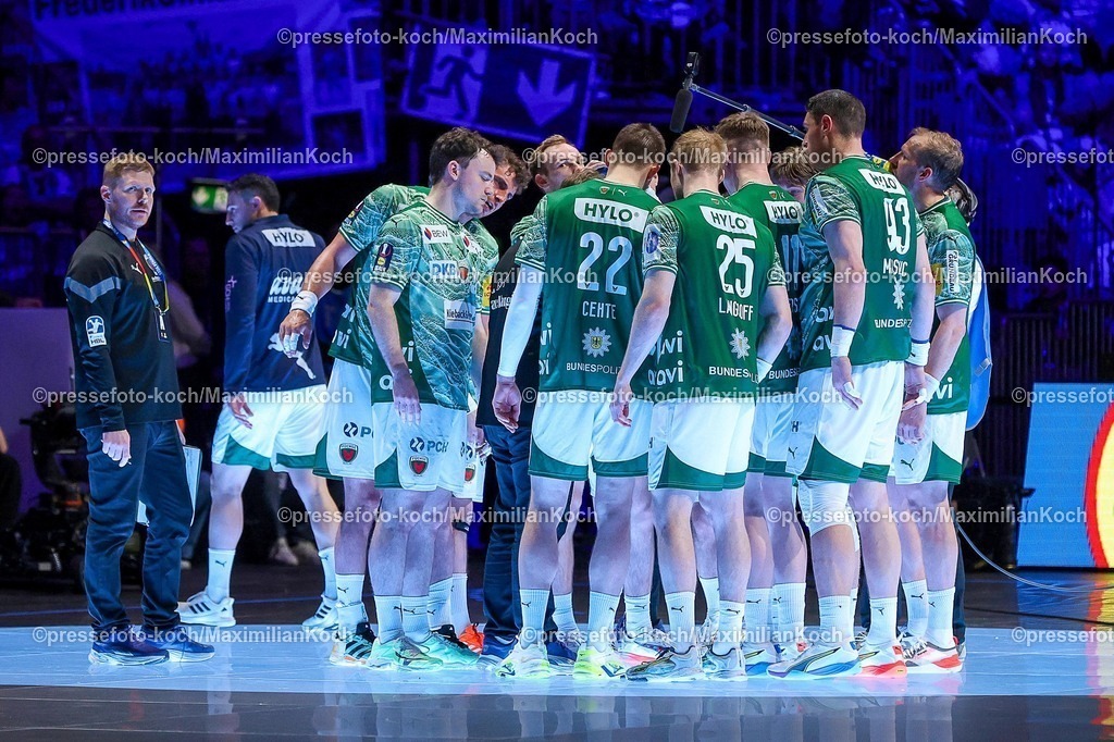 xSSCx18042601055 | 18.04.2026, xsscx, Handball, DHB-Pokal Lidl Final4, TBV Lemgo-Lippe - Füchse Berlin, Saison 2025 / 2026 Herren, Lanxess Arena: Die Mannschaft der Füchse Berlin bei einer Auszeit auf dem Spielfeld Photo: xSandraxScherningxPressefotoKochx