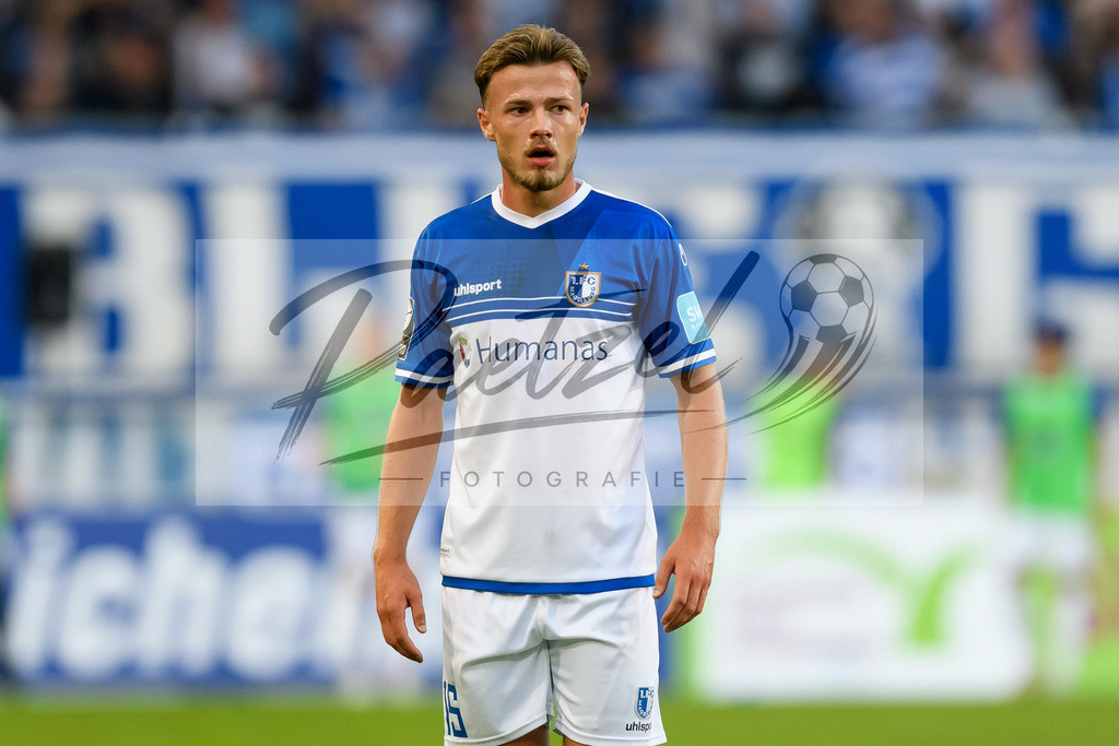 FCMFCK20210904_189 | Fussball, Herren: Henry Rorig (1. FC Magdeburg) schaut beim Spiel der 3. Liga zwischen 1. FC Magdeburg und 1. FC Kaiserslautern in der MDCC-Arena am 04.09.2021 in Magdeburg, Deutschland.DFB / DFL REGULATIONS PROHIBIT ANY USE OF PHOTOGRAPHS AS IMAGE SEQUENCES AND/OR QUASI-VIDEO. - Realisiert mit Pictrs.com