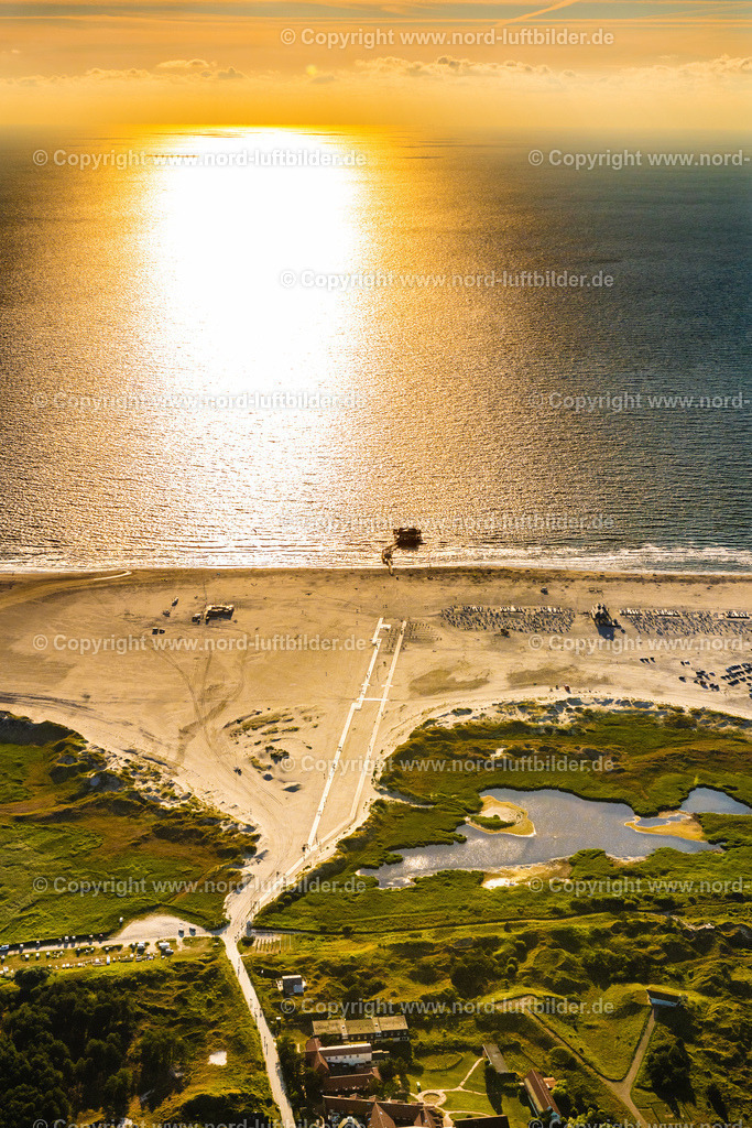 St. Peter-Ording_ELS_5626060822 | SANKT PETER-ORDING 06.08.2022 Sand- Strandlandschaft an der Meeres-Küste der Nordsee in Sankt Peter-Ording in Nordfriesland im Bundesland Schleswig-Holstein. Weiterführende Informationen bei: Tourismus-Zentrale St. Peter-Ording. // Sandy beach landscape on the sea coast of the North Sea in Sankt Peter-Ording in North Friesland in the state of Schleswig-Holstein. Further information at: Tourismus-Zentrale St. Peter-Ording. Foto: Martin Elsen