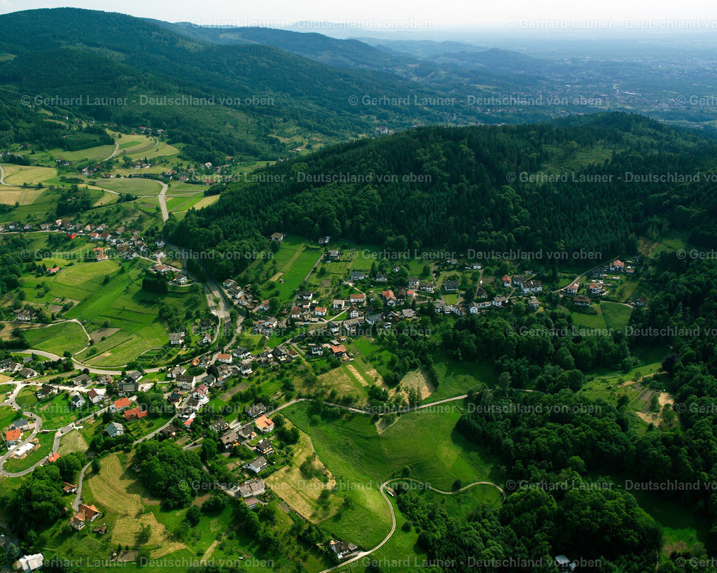 2526029 | BüHLERTAL 01.08.2005 Wald- Gebiete und Forstflächen umsäumen das Siedlungsgebiet des Dorfes in Bühlertal im Bundesland Baden-Württemberg, Deutschland // Village - view on the edge of forested areas in Bühlertal in the state Baden-Wuerttemberg, Germany Foto: Gerhard Launer