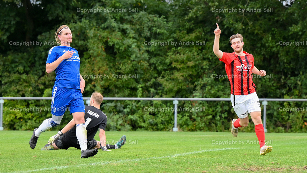 SpVg Eidertal Molfsee vs TSV Kronshagen | Tom Bräsch (Molfsee #3) &amp; Fynn Mohr (Molfsee #1) vs Julian Huchzermeier (TSVK #16 bejubelt seinen Treffer zum 0-3) / Fußball-Landesliga Schleswig Männer 2025/2026 / SpVg Eidertal Molfsee vs TSV Kronshagen / Platz A / Molfsee / 13.09.25 - Realisiert mit Pictrs.com