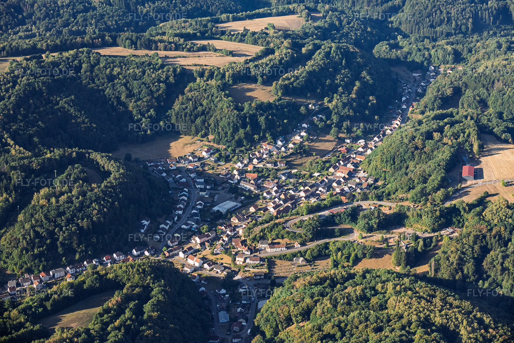 Luftbild: Ortsansicht von Norden in Trulben im Bundesland Rheinland-Pfalz in Deutschland. – Foto: IMG_158714.jpg vom 14.08.2026 durch Werner Riehm/FLY-FOTO.de – Auflösung des Originals: 6000 x 4000 px