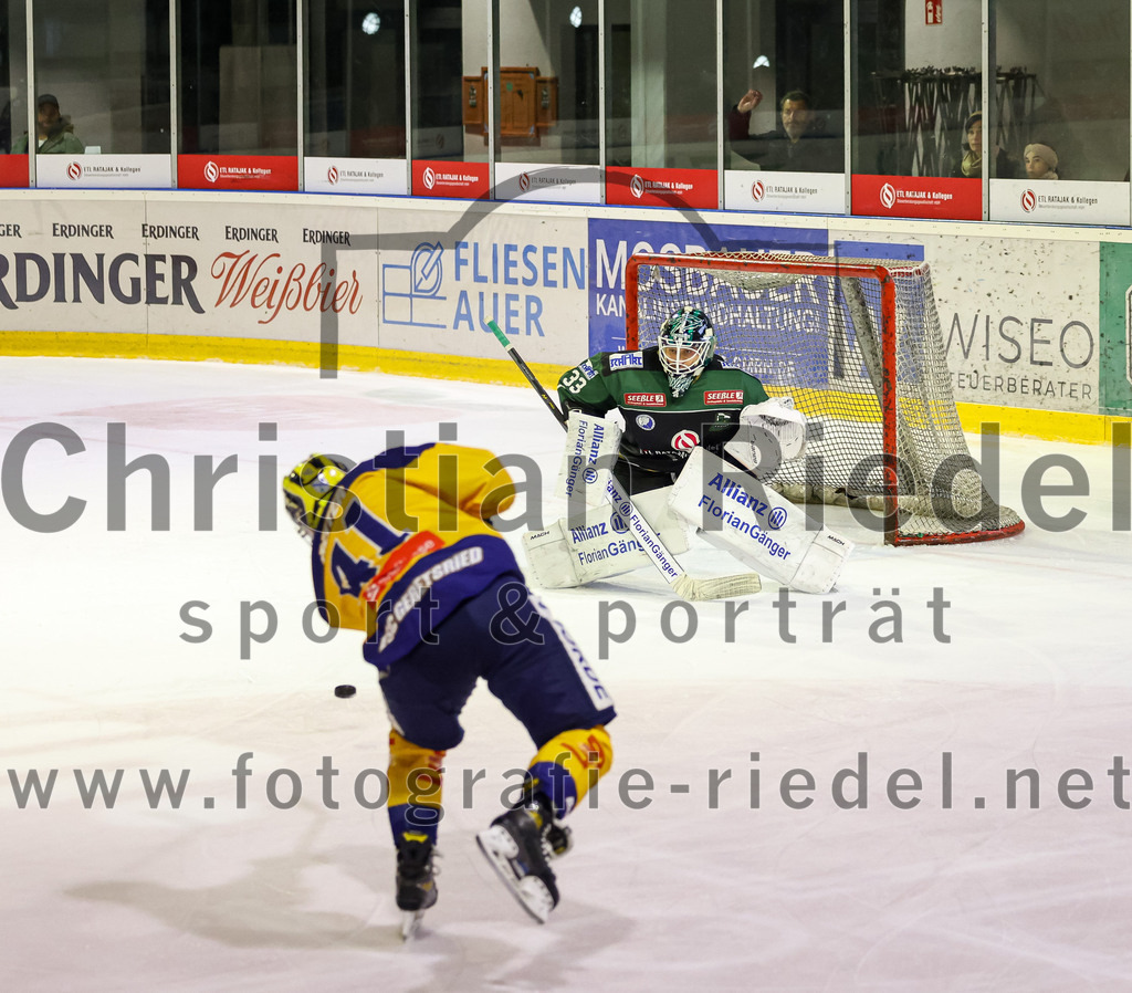 2022-10-30_066_TSV_Erding_gegen_ESC_Riverrats_Geretsried | Erding, Deutschland, 30.10.2022:
Eishockey, Bayernliga 2022 / 2023, 9. Spieltag, TSV Erding gegen ESC Riverrats Geretsried, Endergebnis: 3:5

Josef Reiter (ESC Riverrats Geretsried, #41), Torwart Thomas Hingel (Erding Gladiators, #33)

Foto: Christian Riedel / fotografie-riedel.net