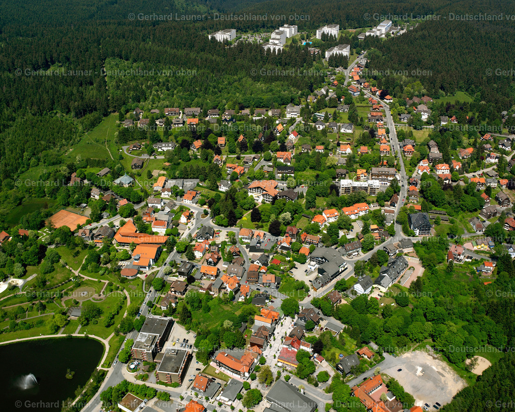 2638638 | HAHNENKLEE-BOCKSWIESE 09.06.2006 Wald- Gebiete und Forstflächen umsäumen das Siedlungsgebiet des Dorfes in Hahnenklee-Bockswiese im Bundesland Niedersachsen, Deutschland // Village - view on the edge of forested areas in Hahnenklee-Bockswiese in the state Lower Saxony, Germany Foto: Gerhard Launer