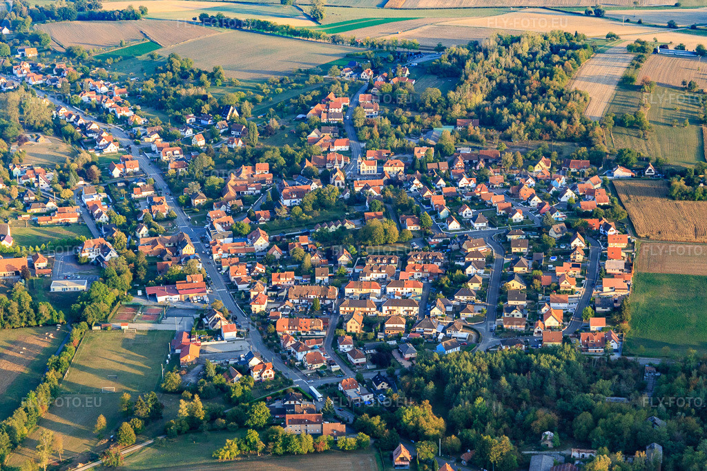 Vue aérienne: Vue de la ville depuis l'ouest à Merkwiller-Pechelbronn dans le département Bas Rhin, France – .Photo: IMG_123269.jpg prise le 30/09/2020 par Werner Riehm/FLY-FOTO.eu – Résolution de l'original: 5371 x 3581 px