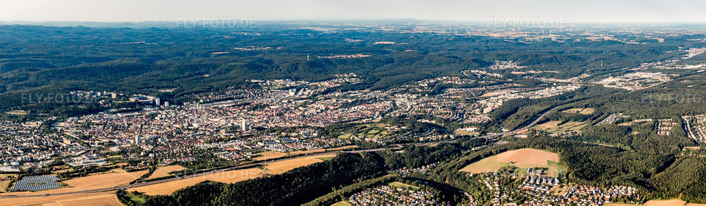 Luftbild: Panorama in Kaiserslautern im Bundesland Rheinland-Pfalz in Deutschland. Foto: IMG_109820-Pano.jpg vom 06.08.2018 durch Werner Riehm/FLY-FOTO.de – Auflösung des Originals: 11967 x 3508 px
