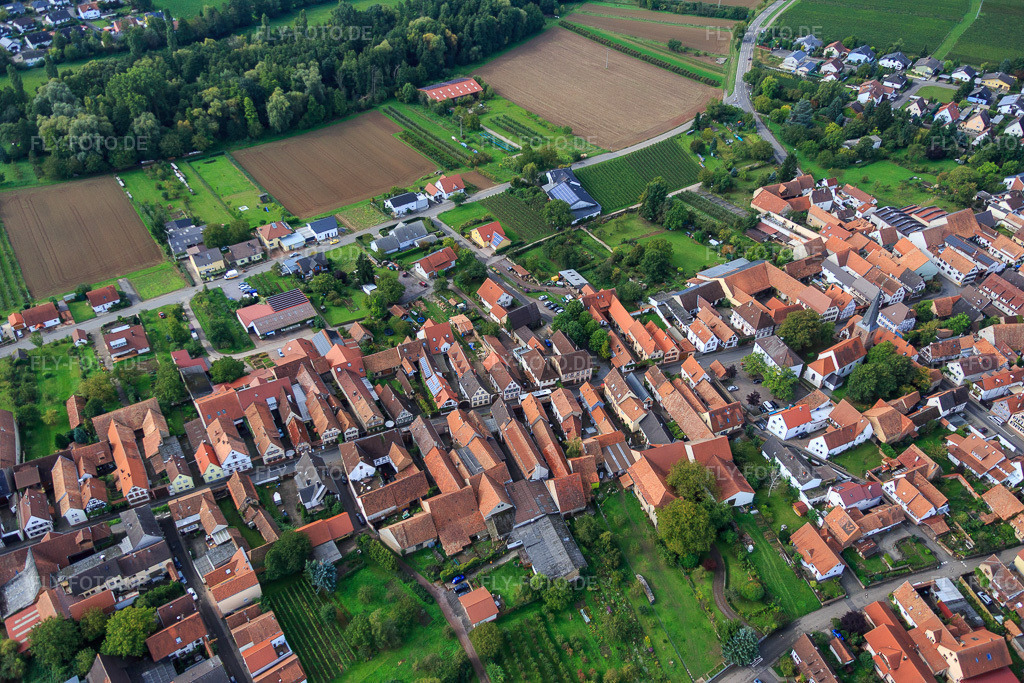 Luftbild: Hauptstraße von Norden im Ortsteil Heuchelheim in Heuchelheim-Klingen im Bundesland Rheinland-Pfalz in Deutschland. Foto: IMG_072664.jpg vom 19.09.2014 durch Werner Riehm/FLY-FOTO.deAuflösung des Originals: 5472 x 3648 px