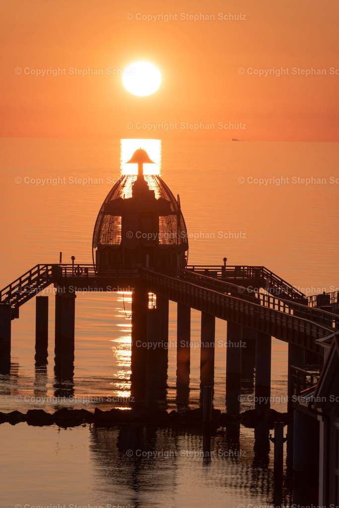 Sonnenaufgang an der Seebrücke Sellin | Die Tauchgondel der Seebrücke Sellin zum Sonnenaufgang. Die Brücke ist das  Wahrzeichen des gleichnamigen Ostseebades auf der Insel Rügen.
 - Realisiert mit Pictrs.com
