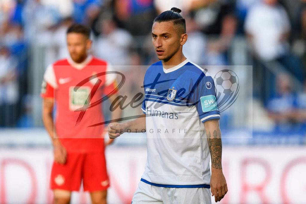 FCMFCK20210904_153 | Fussball, Herren: Barıs Atik (1. FC Magdeburg) schaut beim Spiel der 3. Liga zwischen 1. FC Magdeburg und 1. FC Kaiserslautern in der MDCC-Arena am 04.09.2021 in Magdeburg, Deutschland.DFB / DFL REGULATIONS PROHIBIT ANY USE OF PHOTOGRAPHS AS IMAGE SEQUENCES AND/OR QUASI-VIDEO. - Realisiert mit Pictrs.com