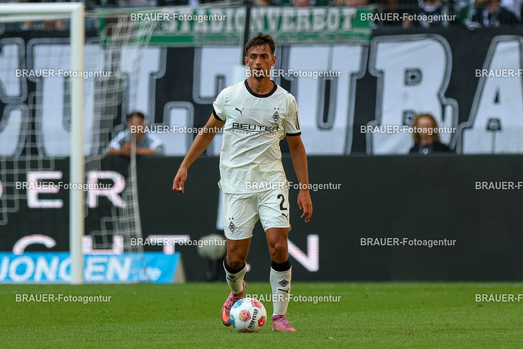 Borussia Mönchengladbach vs Hamburger SV - Bundesliga  | Mönchengladbach, Deutschland, 24.08.25:   Fabio Chiarodia (Borussia Mönchengladbach) in Aktion am Ball, Einzelaktion waehrend des Spiels der Bundesliga zwischen Borussia Mönchengladbach vs Hamburger SV im Stadion im Borussia Park(Foto von Brauer-Fotoagentur / Adrian Schlueter)