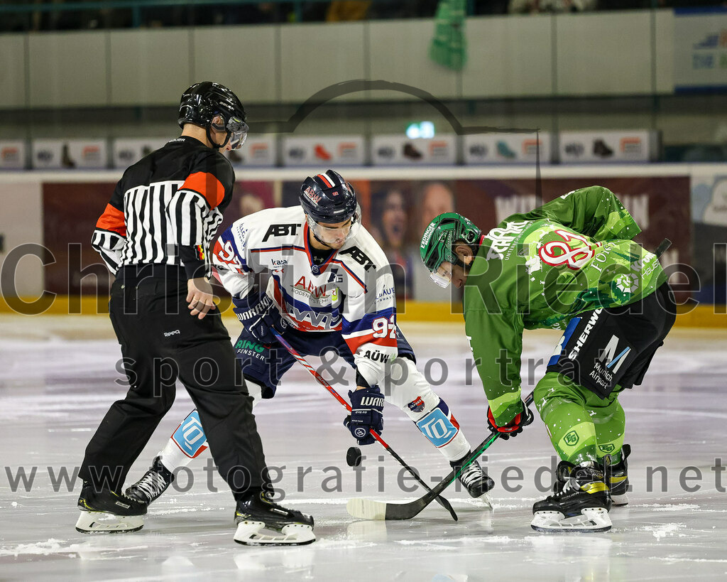 2023-12-17_006_TSV_Erding_gegen_ESC_Kempten | Erding, Deutschland, 17.12.2023:
Eishockey, Bayernliga Vorrunde 2023 / 2024, 18. Spieltag, TSV Erding gegen ESC Kempten, Endergebnis: 5:1

Maximilian Schäffler (ESC Kempten, #92), Maximilian Forster (Erding Gladiators, #81)

Foto: Christian Riedel / fotografie-riedel.net
