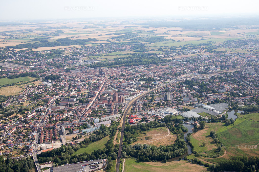 Vue aérienne: Vue de la ville à le quartier Menil Boffrand in Lunéville dans le département Meurthe et Moselle, France.Photo: IMG_083163.jpg prise le 11/07/2015 par Werner Riehm/FLY-FOTO.euRésolution de l'original: 5472 x 3648 px