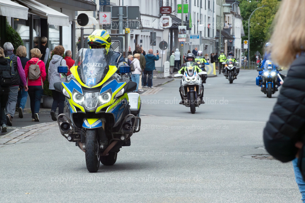 Mobile Motorradstaffel Deutschlandtour  | Brilon, Nordrhein-Westfalen, Deutschland – 23. August 2025: Die Lidl Deutschlandtour erreicht die Stadt. Polizeimotorrad und Mobile Motorradstaffel sorgen für Sicherheit. 