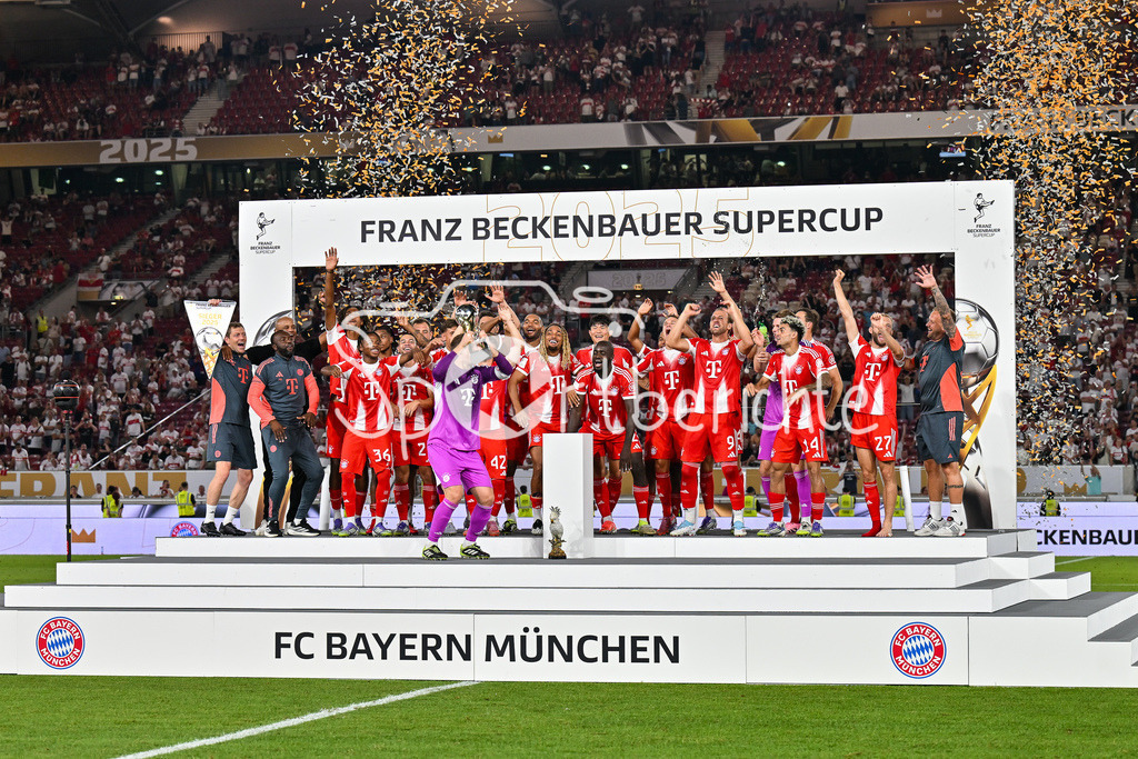 VfB Stuttgart - FC Bayern München | Franz Beckenbauer Supercup Sieger 2025 - FC Bayern München / Siegerfoto / Jubelfoto / Mannschaftsbild / Mannschaftsfoto / Franz-Beckenbauer Supercup: VfB Stuttgart - FC Bayern München; MHP Arena am 16.08.2025