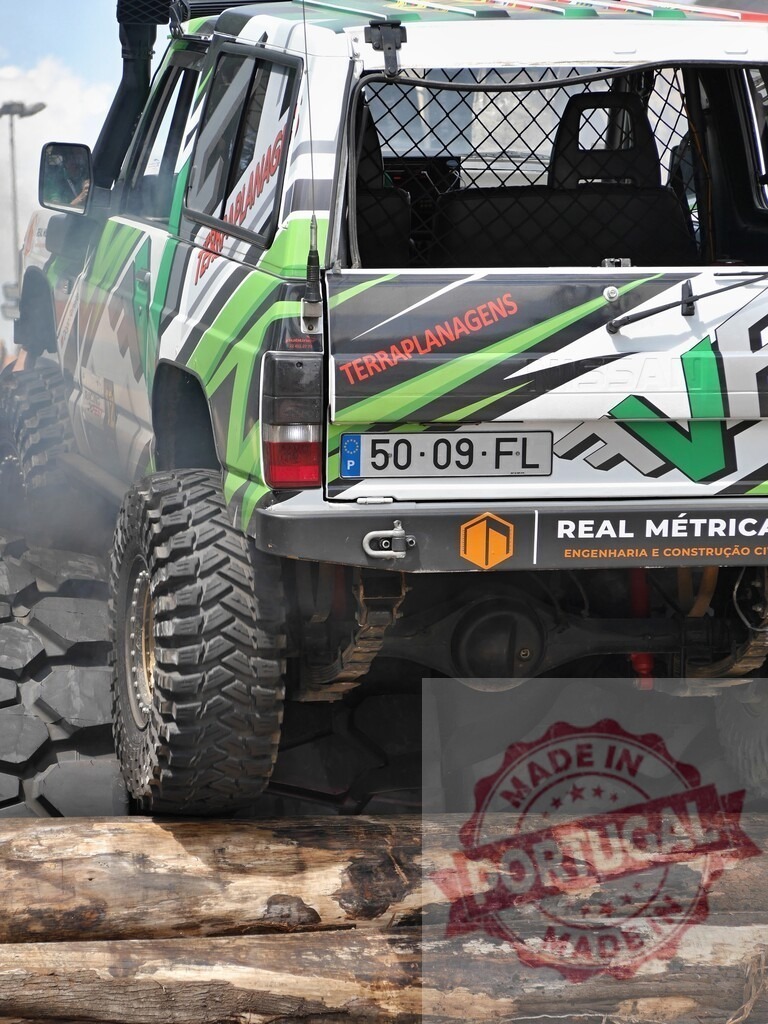 4x4 vehicle overcoming obstacles in an off-road competition | Off-road vehicle climbing over logs during a challenging race - Realisiert mit Pictrs.com