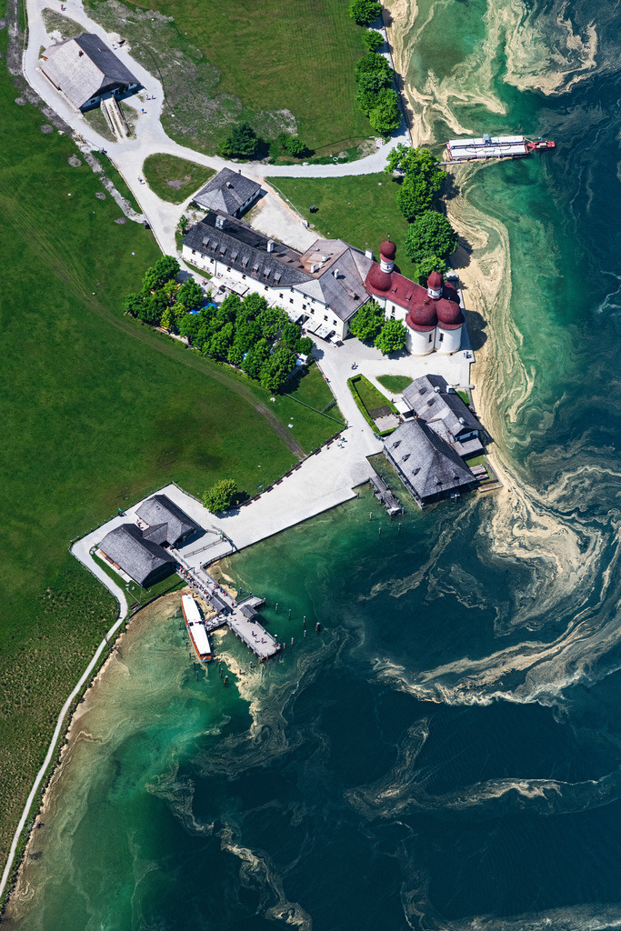 dr__0097450.jpg | SCHöNAU AM KöNIGSSEE 19.05.2022 Kirchengebäude der Kapelle Wallfahrtskirche St.Bartholomä am Königsee an der Straße Kessel-St Bartholomä in Schönau am Königssee im Bundesland Bayern, Deutschland. // Churches building the chapel Wallfahrtskirche St.Bartholomae on Koenigsee on street Kessel-St Bartholomae in Schoenau am Koenigssee in the state Bavaria, Germany. Foto: Daniel Reiter