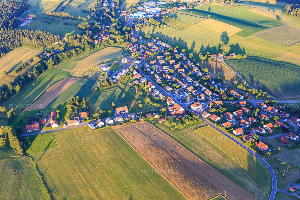 Luftbild: Dorfansicht aus Nordwesten im Ortsteil Schabenhausen in Niedereschach im Bundesland Baden-Württemberg in Deutschland. Foto: IMG_148730.jpg vom 27.06.2025 durch Werner Riehm/FLY-FOTO.de